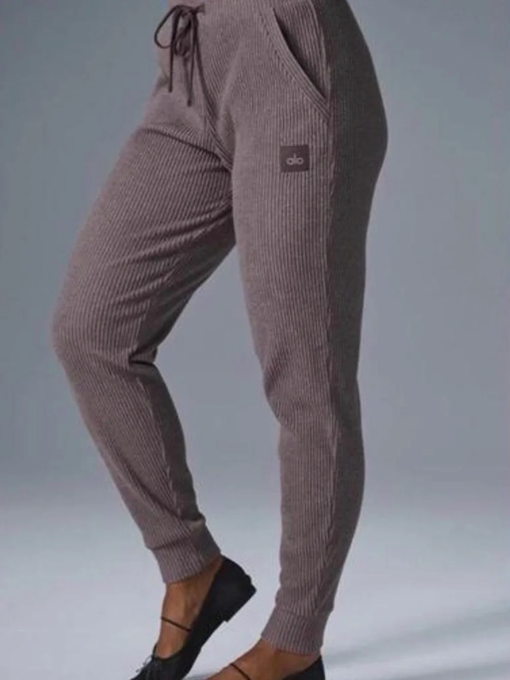 EUC ALO Yoga Muse Ribbed Knit joggers in Raisinette Size XXS